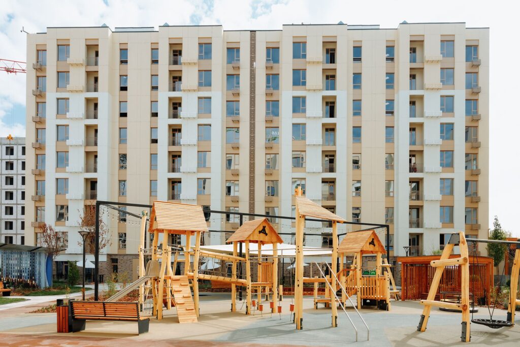 Внутренняя территория комплекса свободна от машин, что делает прогулки безопаснее и создаёт больше пространства для отдыха, общения и детских игр.